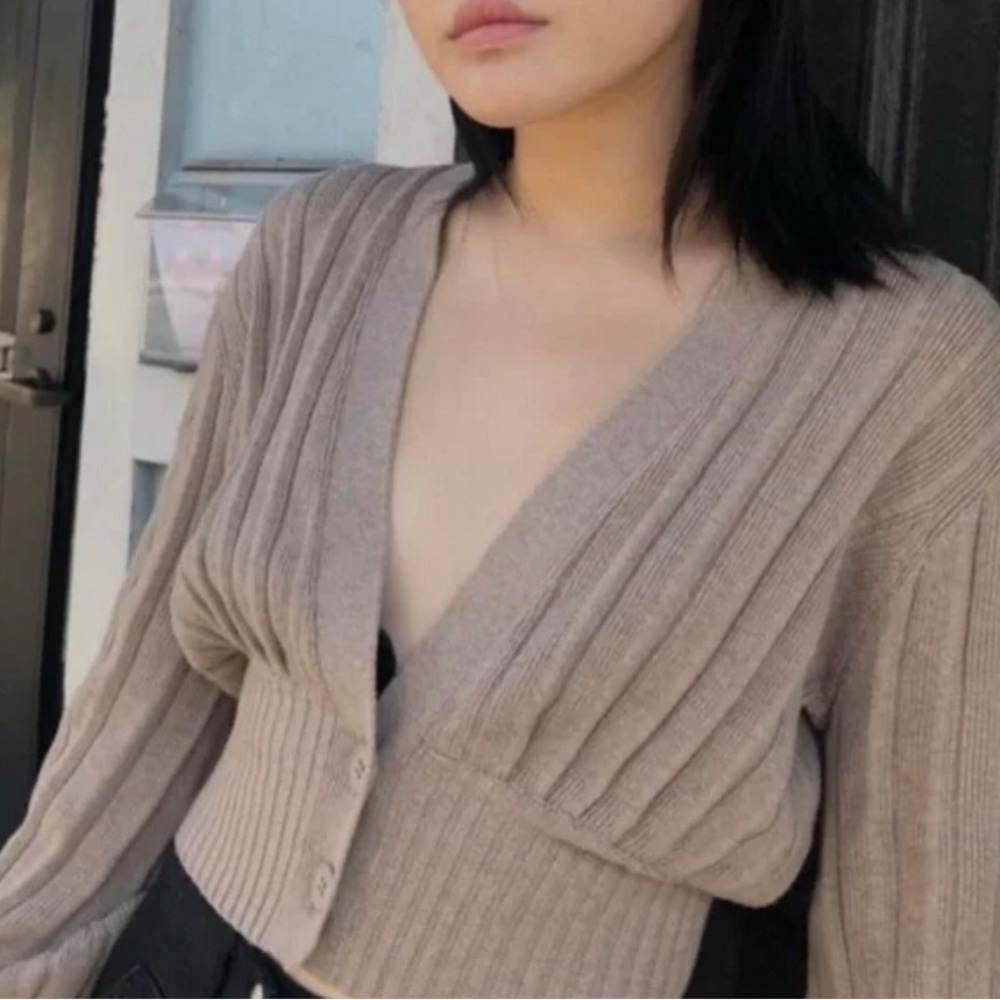 Aritzia Wilfred Plunge-Front Taupe Neutral Ribbed Cropped Cardigan/Sweater Sz M - Picture 5 of 14